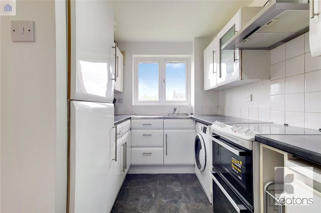 Property photo 3 of 10 Kitchen.