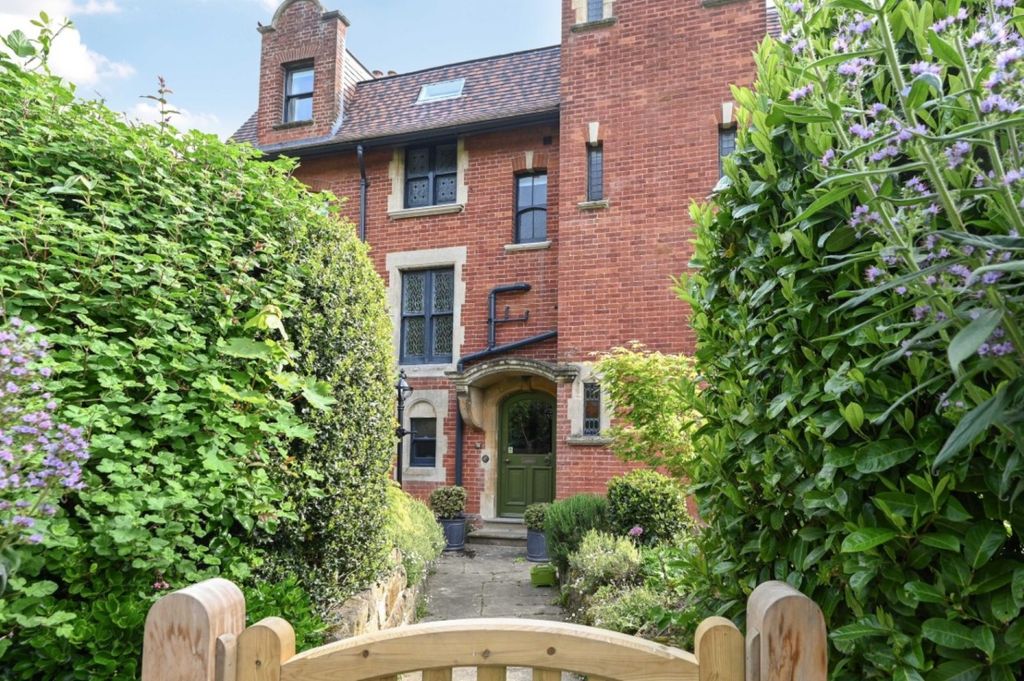 Property photo 3 of 44