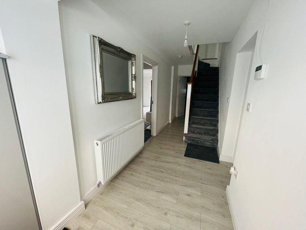 Property photo 3 of 28
