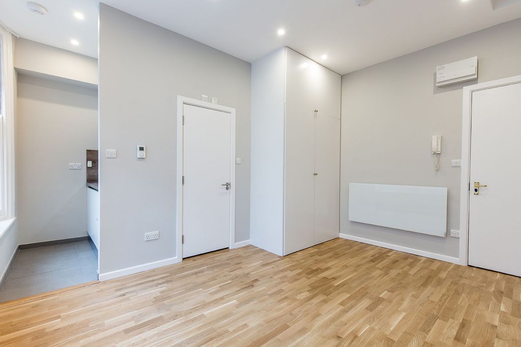 Property photo 3 of 8 Living_Room