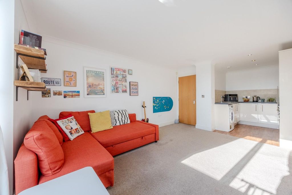 Property photo 2 of 17 Lounge