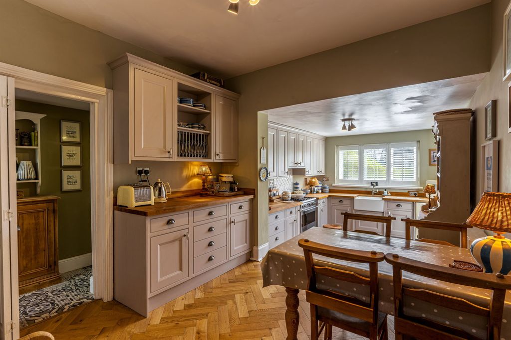 Property photo 2 of 25