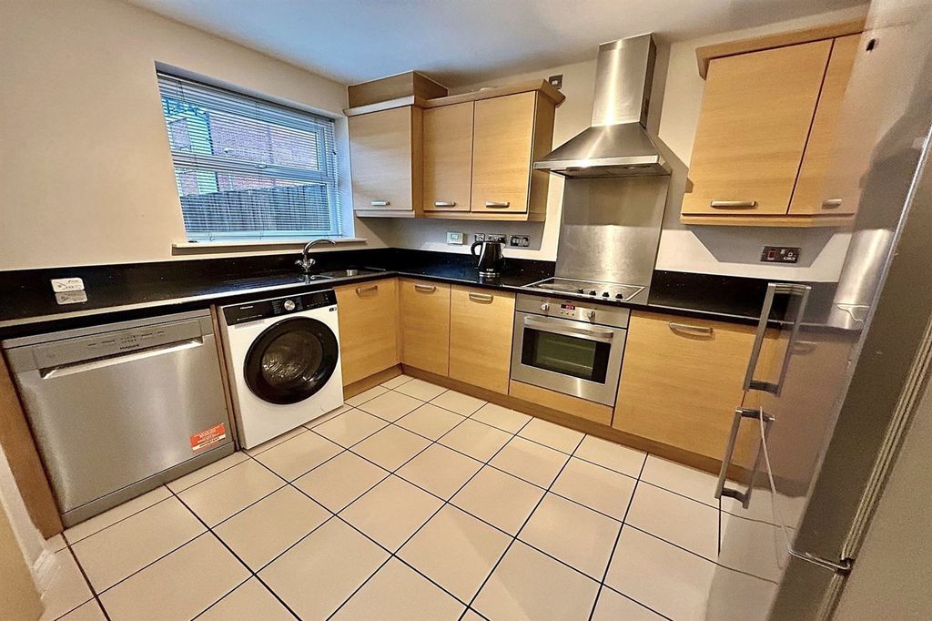 Property photo 3 of 23 Kitchen