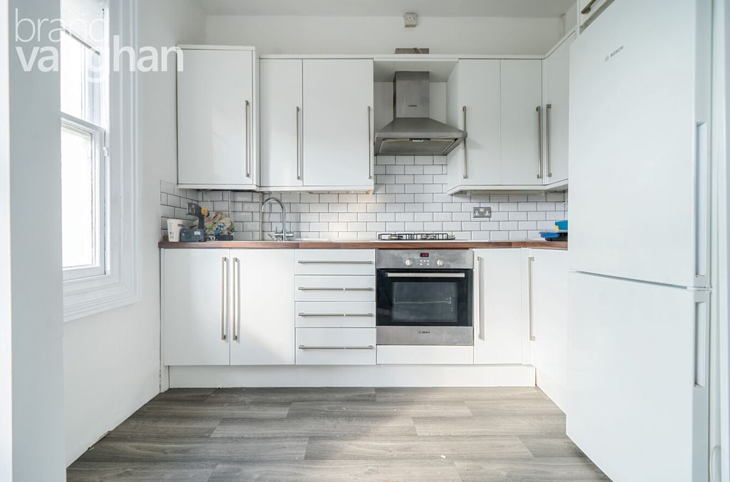 Property photo 3 of 11 Kitchen
