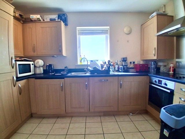 Property photo 3 of 8 Kitchen