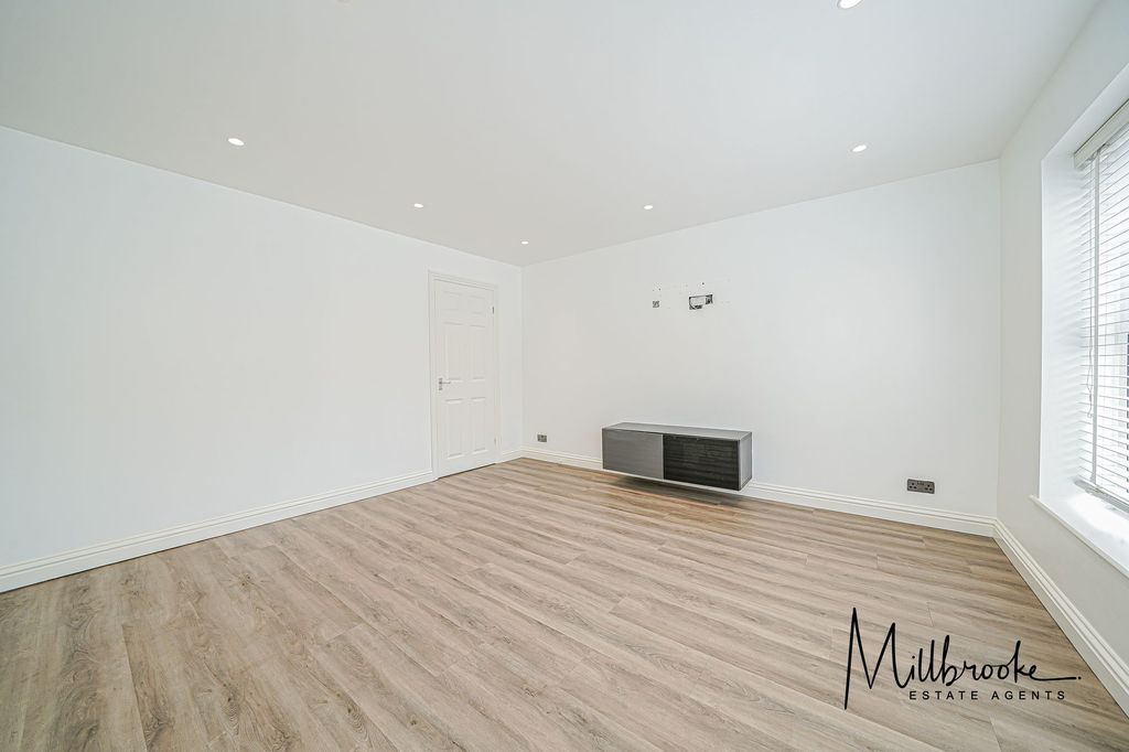 Property photo 2 of 27
