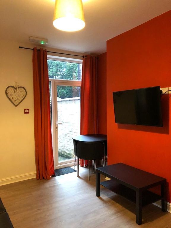 Property photo 3 of 10 Lounge 2