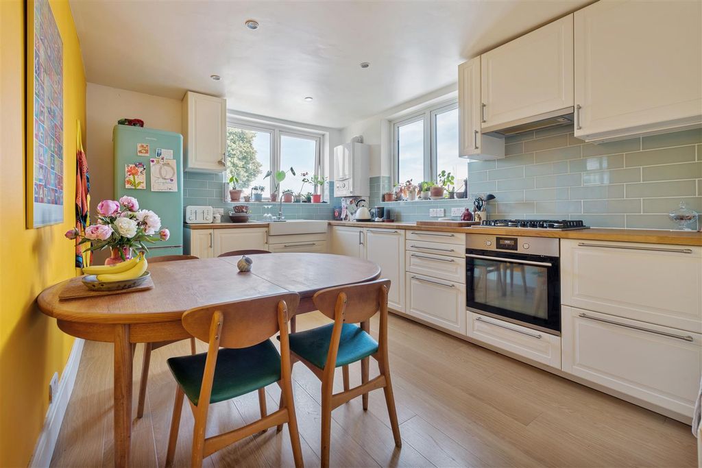 Property photo 3 of 28