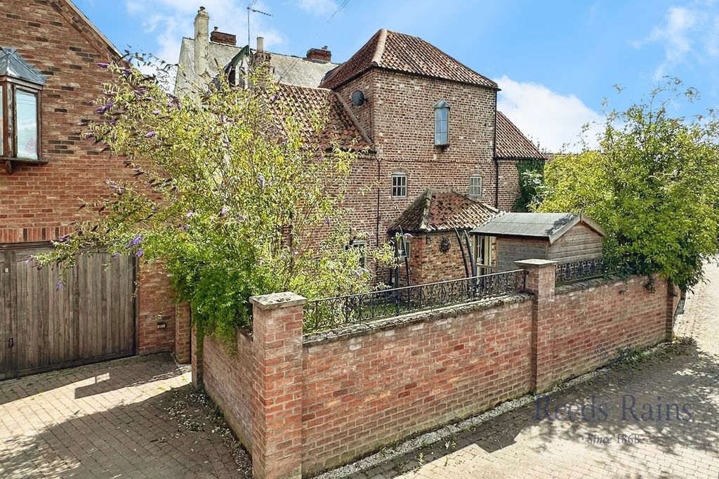 Property photo 1 of 31 Dovecote