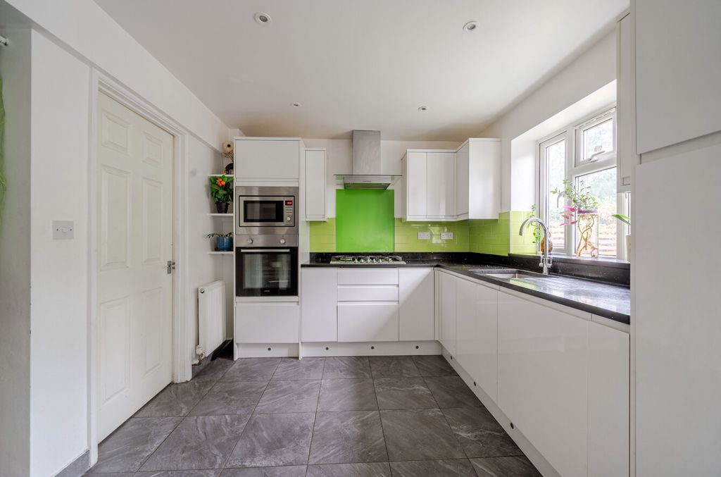 Property photo 3 of 19 Kitchen