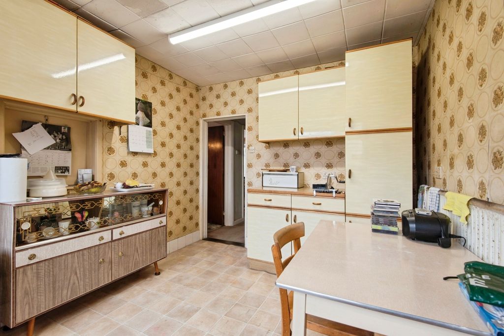 Property photo 2 of 18 Kitchen