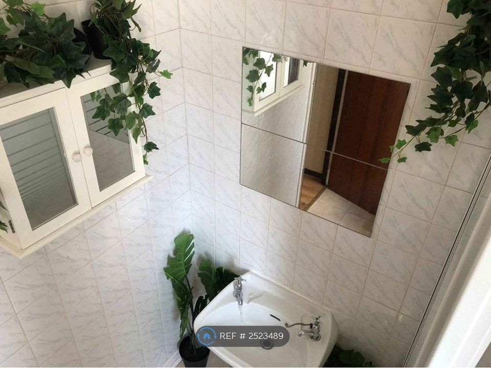 Property photo 2 of 9 Bathroom