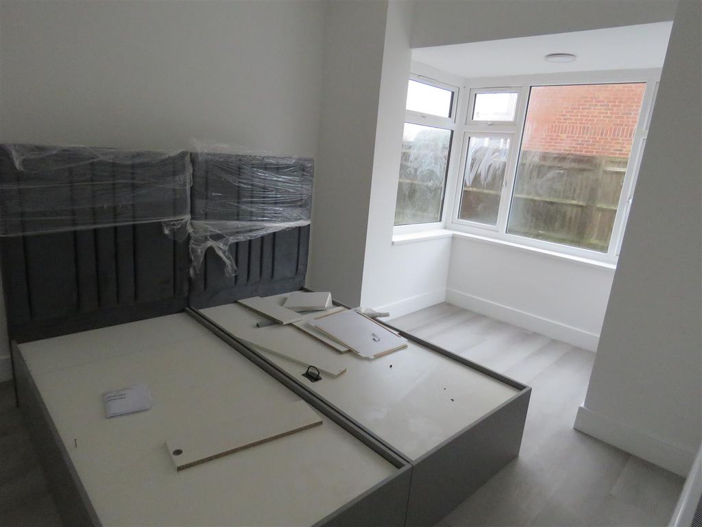 Property photo 2 of 5 Living / Bedroom Area