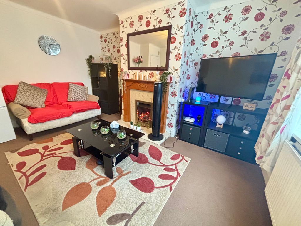 Property photo 3 of 16 Lounge