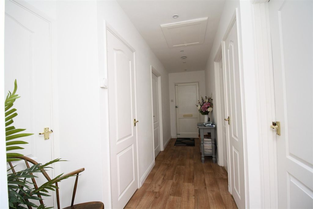 Property photo 3 of 20 Entrance Hall