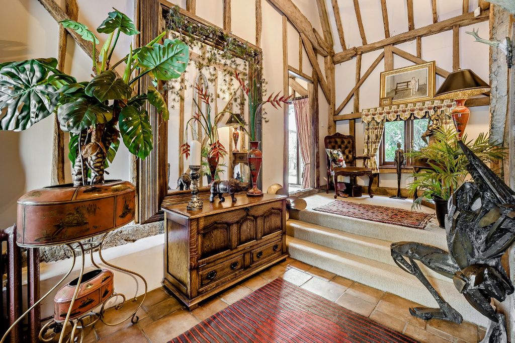 Property photo 2 of 23 Entrance Hall