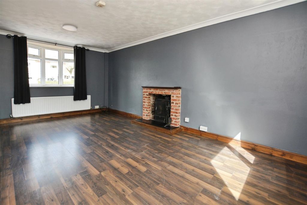 Property photo 3 of 19 Living Room