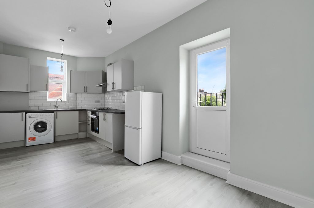 Property photo 2 of 15 01-60F3Jhmcb - Flat 2 13 Enmore Road - 1