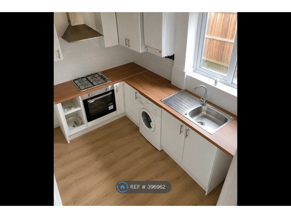 Property photo 3 of 11 Kitchen