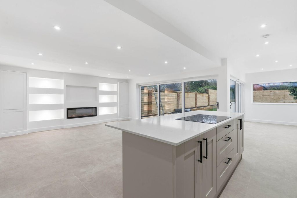 Property photo 3 of 34 Kitchen