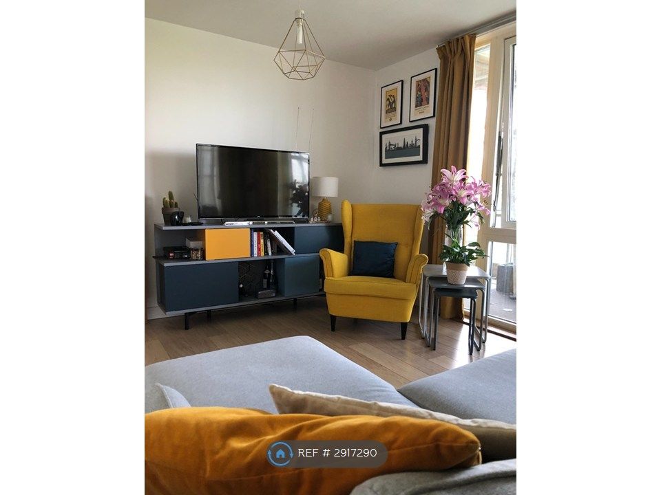 Property photo 1 of 15 Living Room - Facing Park