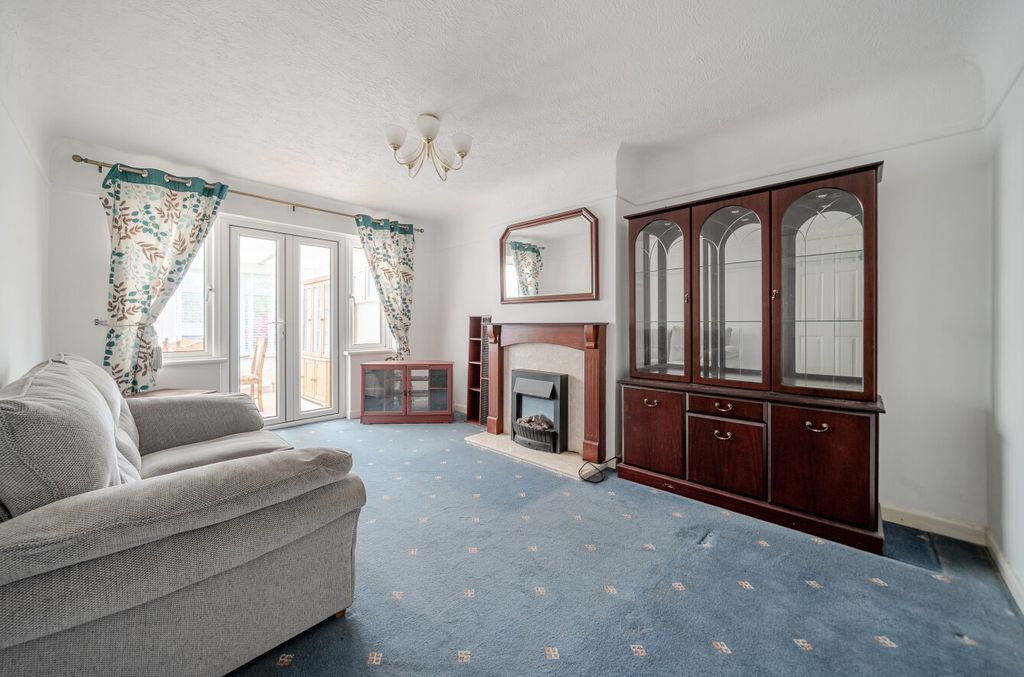 Property photo 2 of 12 1446844-5-69De6ee...