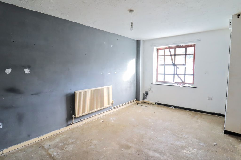 Property photo 3 of 8 Lounge