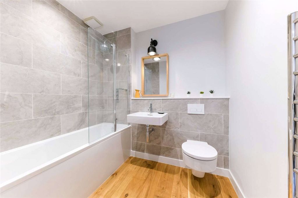 Property photo 3 of 10 Bathroom