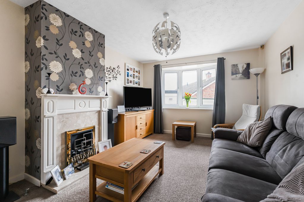 Property photo 2 of 19 Sitting Room (2)