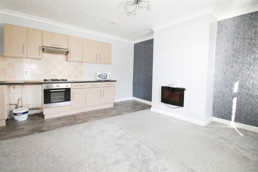 Property photo 2 of 12 Lounge/Kitchen