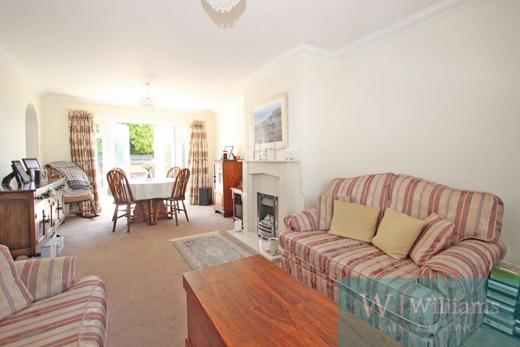 Property photo 3 of 11 Lounge