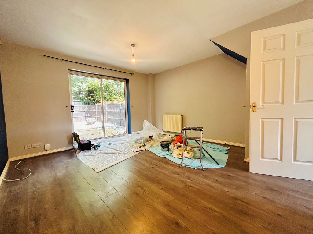 Property photo 3 of 7 Living Room