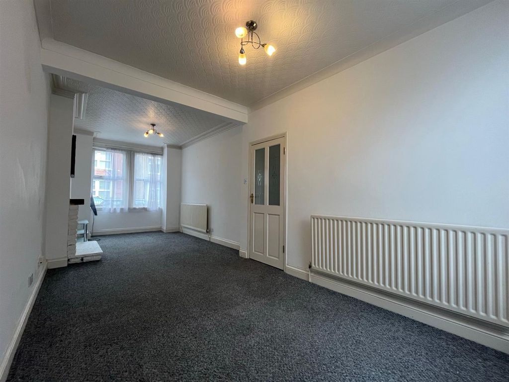 Property photo 3 of 11 Living Room