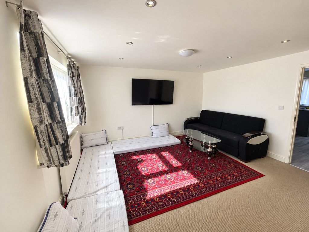 Property photo 2 of 11 Lounge