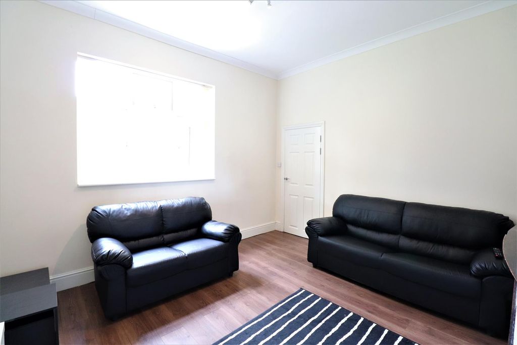 Property photo 2 of 21 Lounge