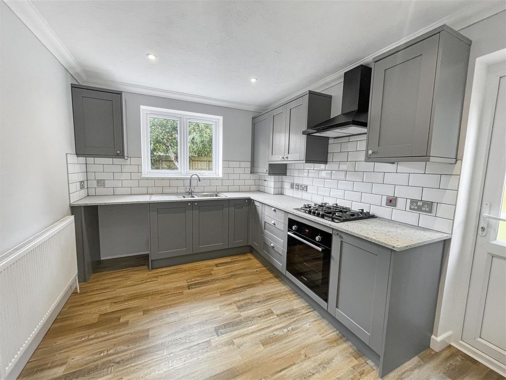 Property photo 2 of 8 Kitchen