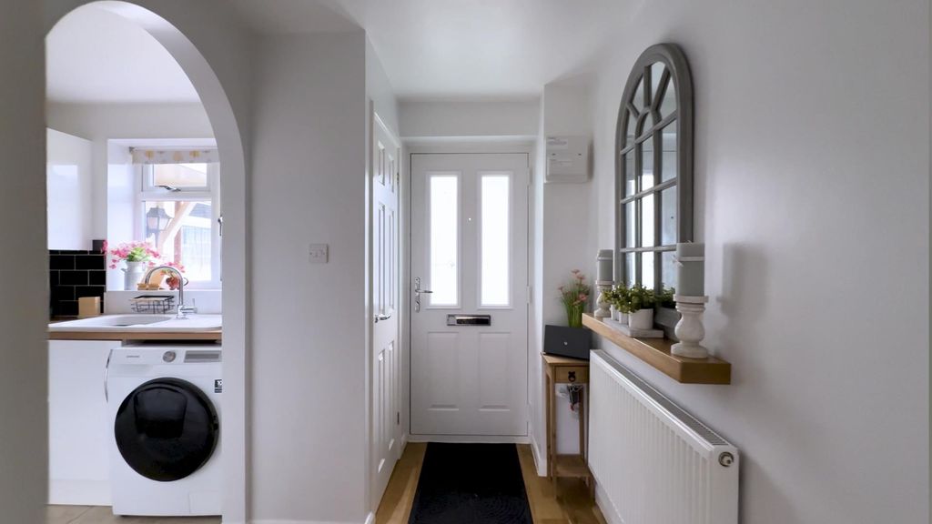 Property photo 3 of 17 Entrance Hall