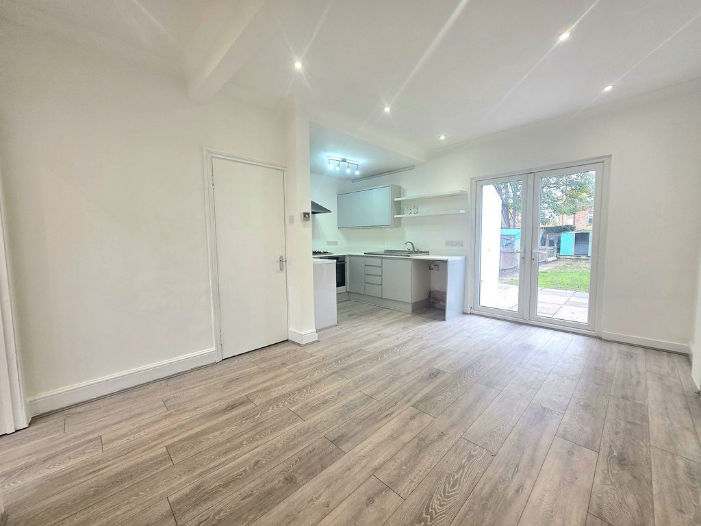 Property photo 2 of 12 4