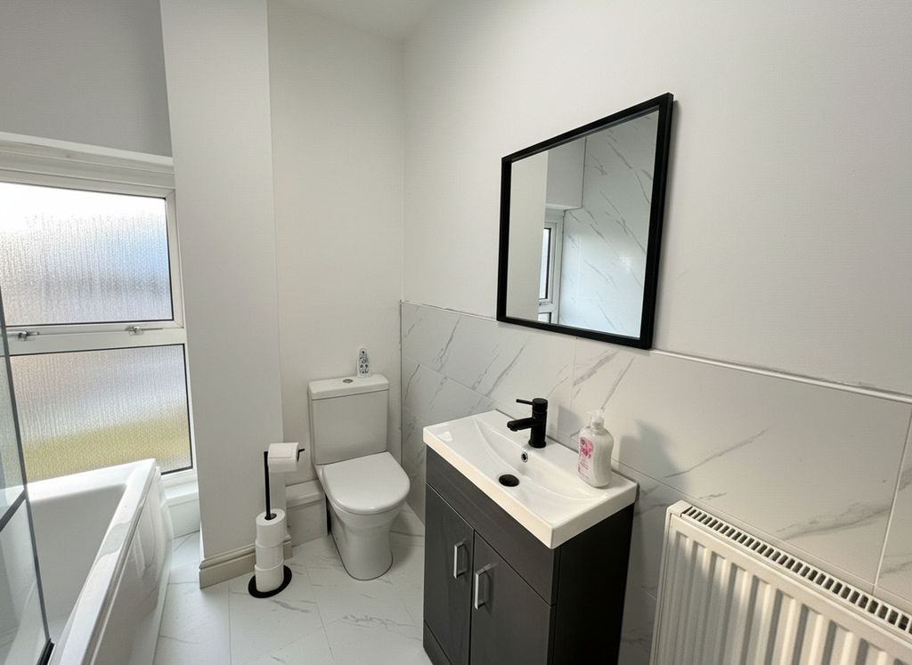 Property photo 2 of 11 Bathroom