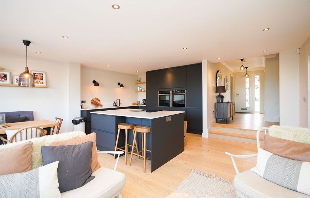 Property photo 2 of 25