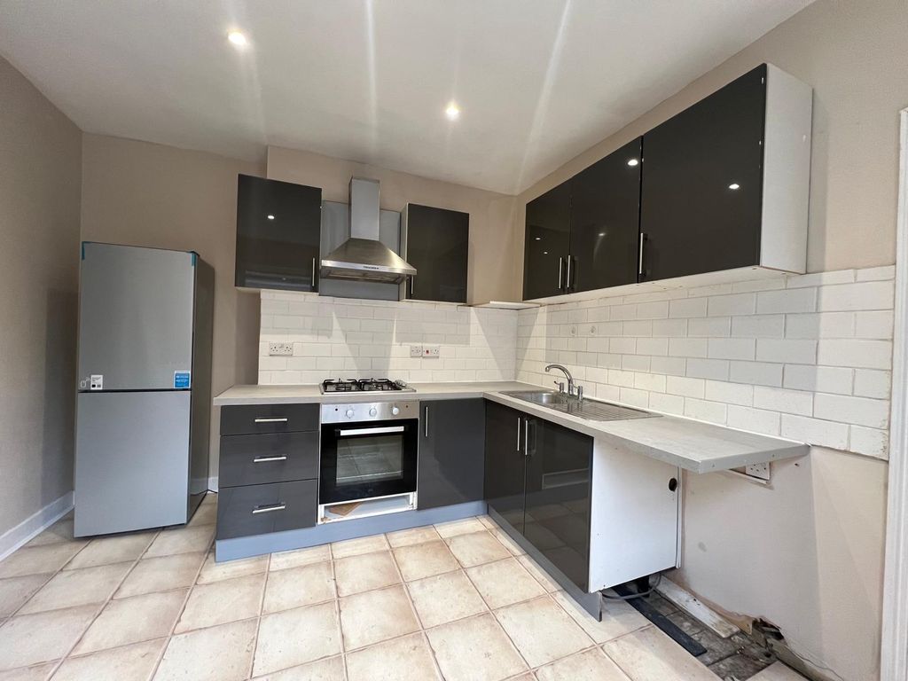 Property photo 3 of 10 Kitchen