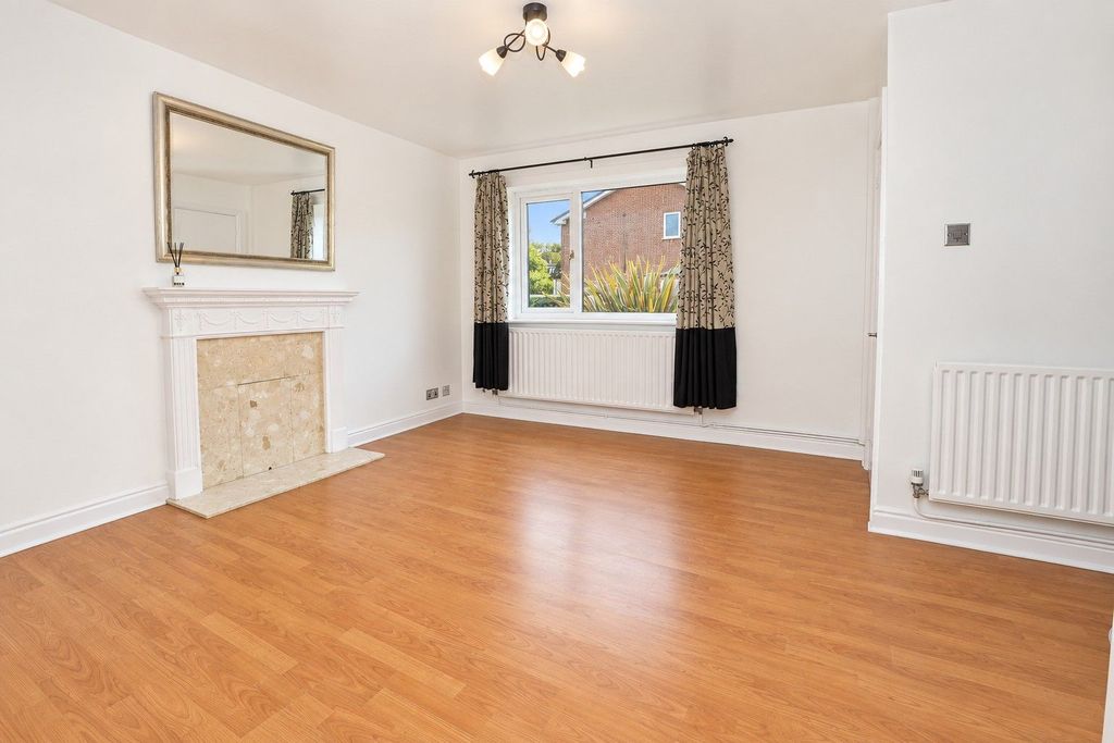 Property photo 2 of 27