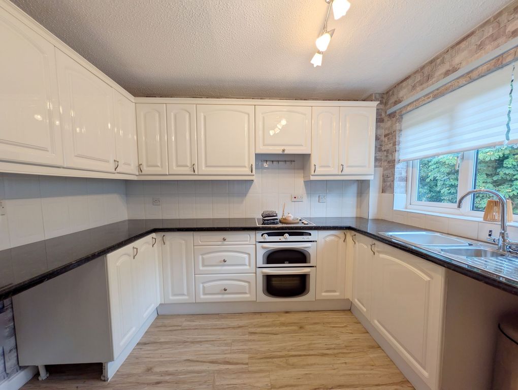 Property photo 3 of 10 Kitchen
