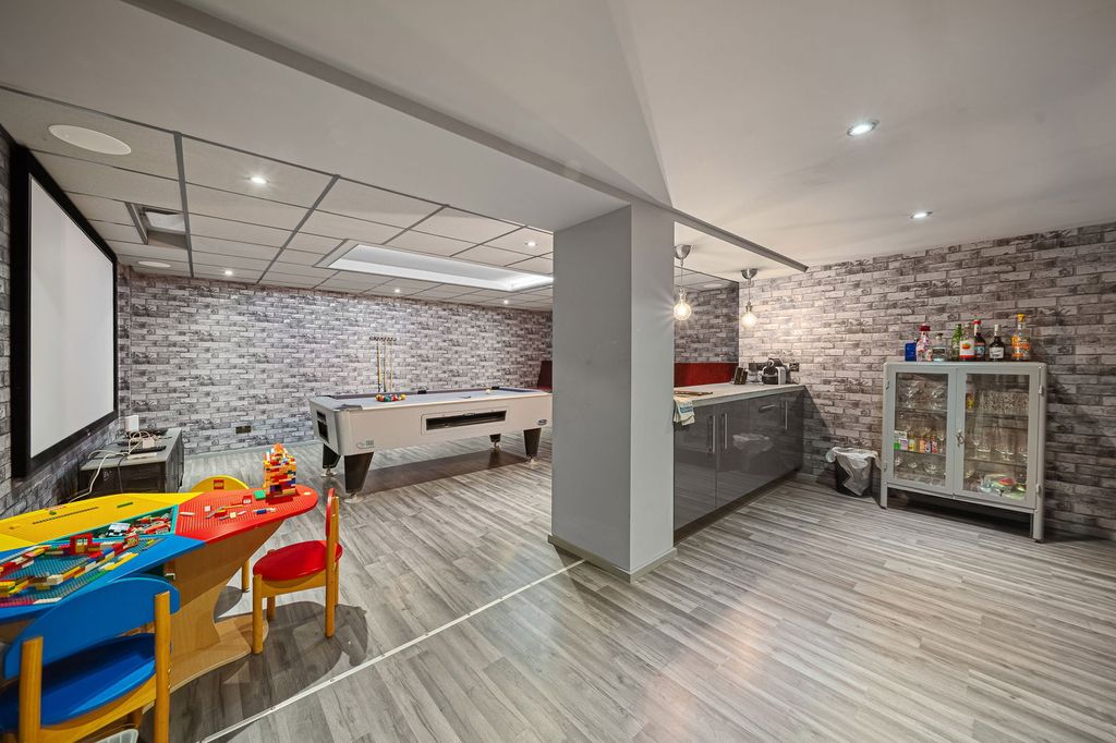 Property photo 3 of 33