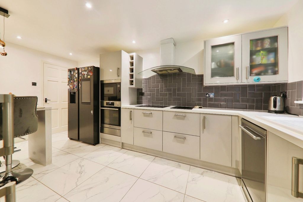 Property photo 3 of 21 35991210