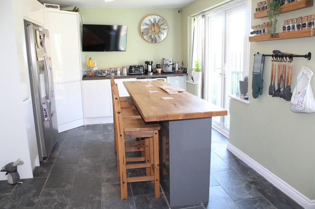 Property photo 3 of 21 Fitted Kitchen Picture 2
