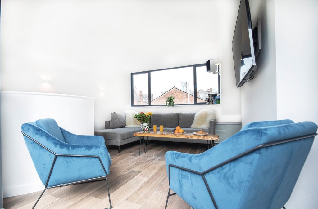Property photo 2 of 18 Lounge