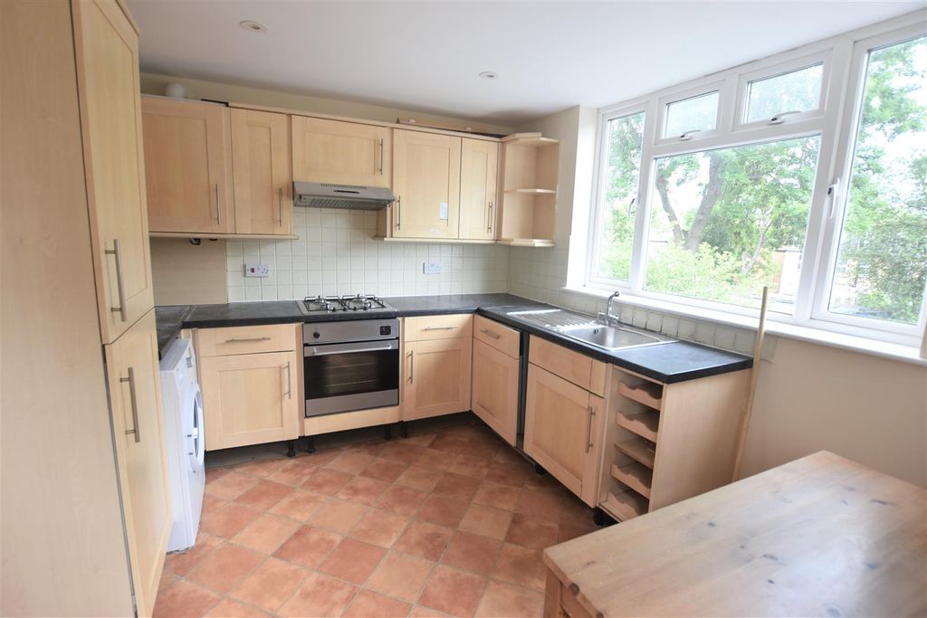 Property photo 3 of 7 Kitchen).Jpg