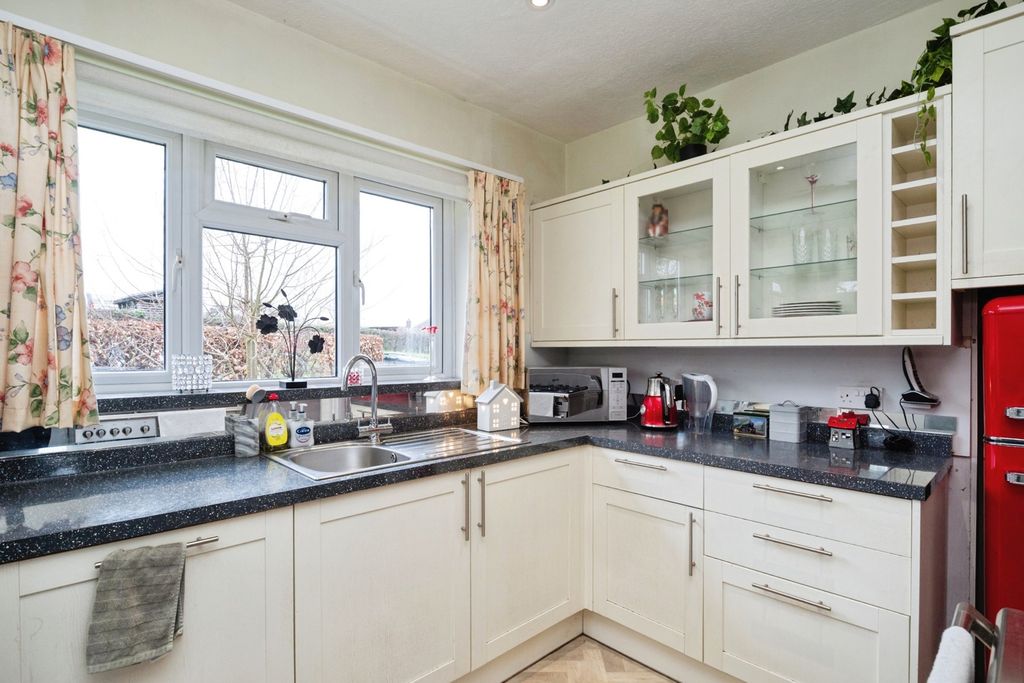 Property photo 3 of 19 Kitchen