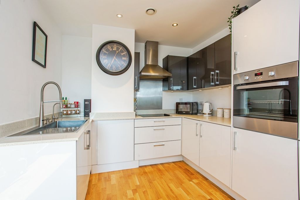Property photo 3 of 17 Kitchen